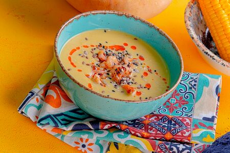 Крем-суп кукурузный с креветками и соусом шрирача