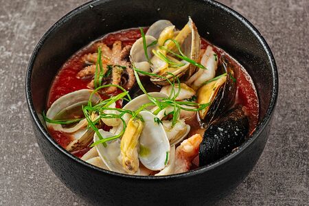 Томатный суп с морепродуктами