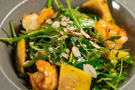 Микс-салат с креветками и манго 