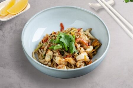 Удон с морепродуктами в сливочном соусе