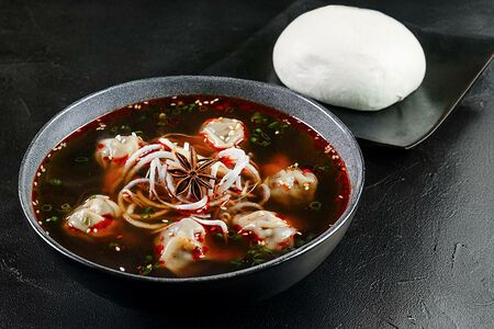 Китайский суп с Вантонами и булочкой Бао