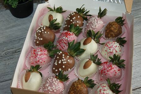 Клубника в белом и молочном шоколаде