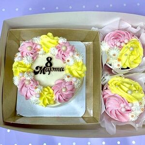 Набор 8 Марта Весна бенто и 2 капкейка