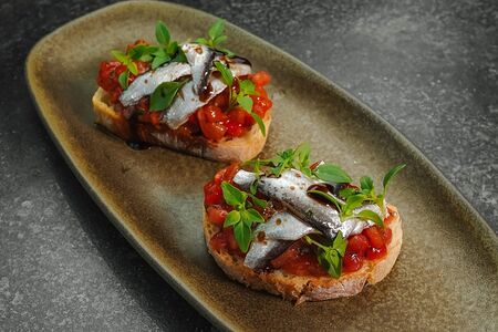 Брускетта Летние овощи и анчоусы