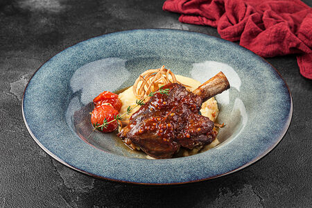 Голень ягненка с пюре