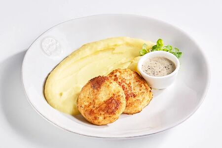 Котлеты из индейки с пюре и грибным соус