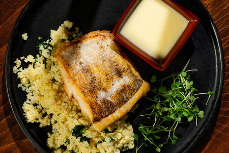 Филе судака с булгуром и шпинатом