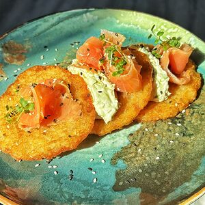 Драники с лососем, мягким сыром и авокадо 