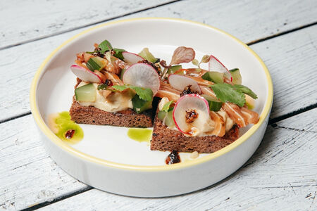 Смёребрёд со свиными ушами