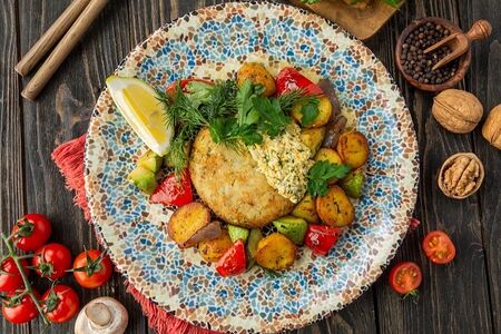 Котлета из трески с овощами и польским соусом