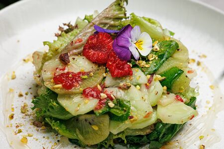 Зеленый салат с киви, малиной, щавелем и фисташкой