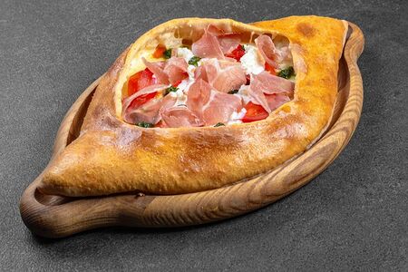 Хачапури с пармской ветчиной и страчателлой 