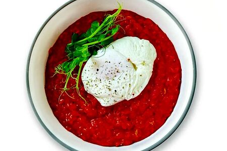 Овсяная томатная каша с яйцом пашот