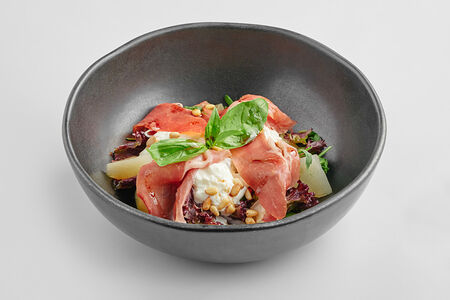 Салат с маринованной грушей, сыровяленым окороком и сыром страчателла