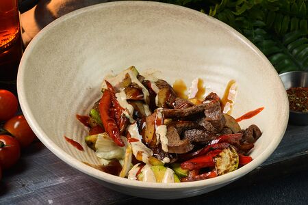 Гриль салат с телятиной