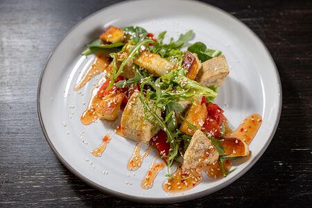 Салат с баклажанами и сыром халуми