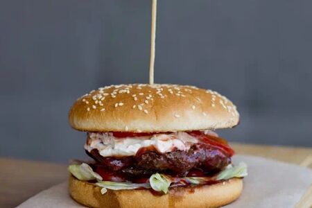 Бургер с говядиной и вишневым соусом