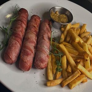 Баварские колбаски в беконе с картофелем фри