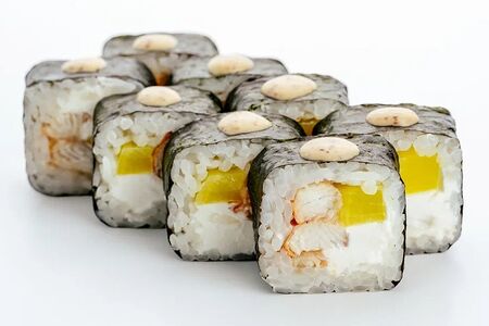 Маки с угрём и такуаном