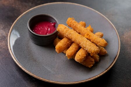 Хрустящий сыр чеддер с брусничным соусом