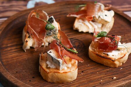 Тапас Груша, горгонзола, хамон, мед