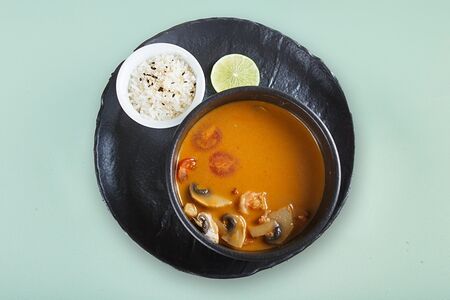 Тайский Том ям с кальмарами и креветками