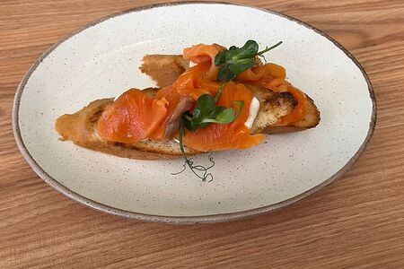 Брускетта с творожным сыром и семгой