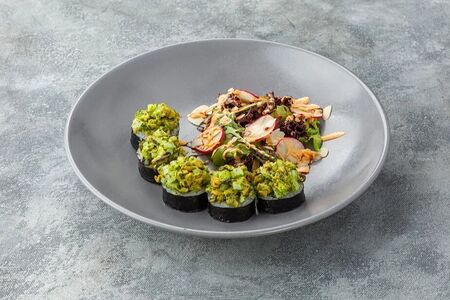 Ролл с морепродуктами и соусом винегрет