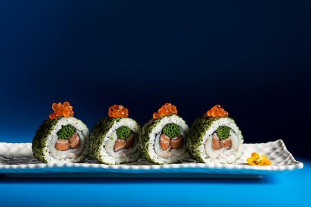 Ролл с красной икрой, лососем, сима-саба и луком сибулет