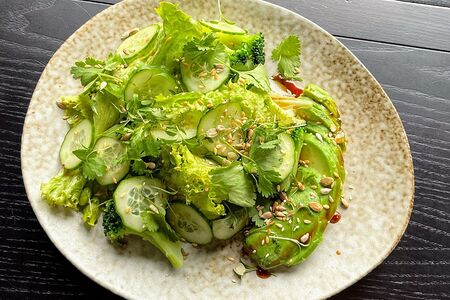 Зеленый салат с авокадо, брокколи, бобами эдамамэ под азиатской заправкой