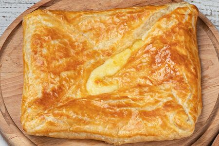 Хачапури из слоеного теста