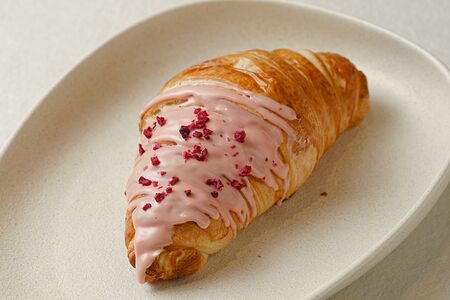 Круассан с малиной