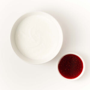 Мацони и малиновое варенье