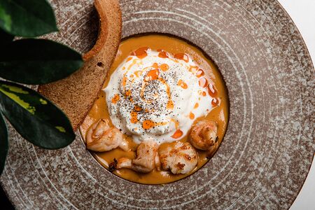 Тыквенный суп со страчателлой и креветками