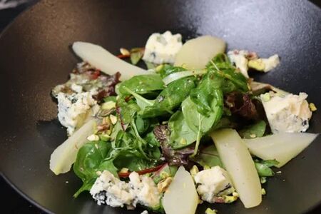 Микс-салат, груша, горгонзола