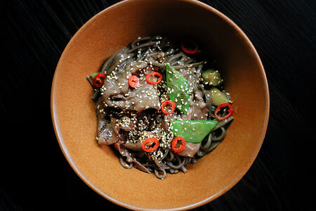 Соба с говядиной и перечным соусом