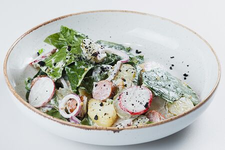 Салат с охотничьими колбасками 