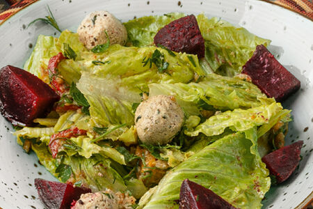 Салат с запеченной свеклой и сыром