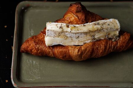 Круассан с трюфельным бри и лавандовым медом