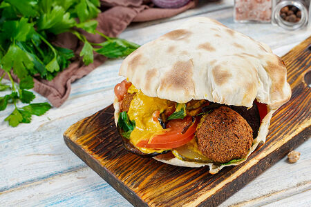 Сабих с фалафелем 