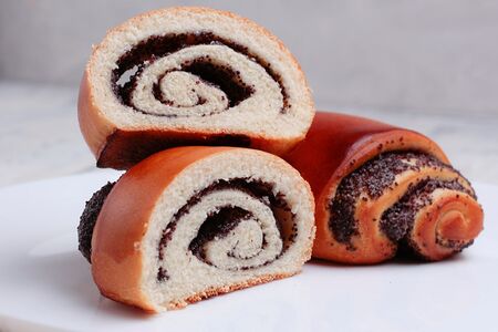 Булочка с маком