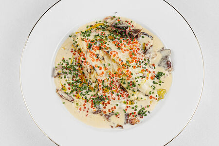 Молодая капуста с говяжьим беконом и икрой