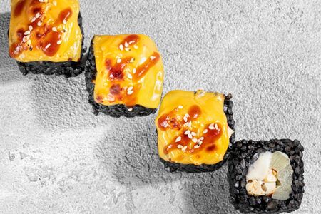 Запеченный ролл с крабом и сыром чеддер