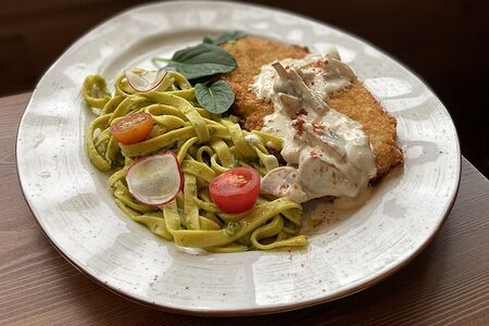 Куриный шницель с грибным соусом