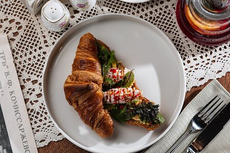 Круассан с риетом из креветок и икрой тобико
