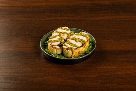 Брускетты с курицей и соусом песто