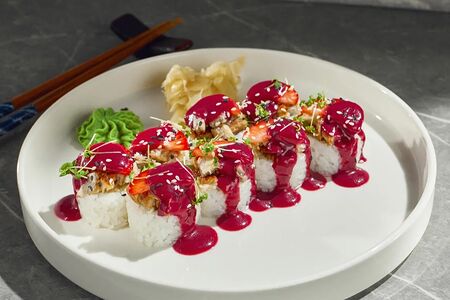 Ролл с угрём, кальмаром и клубникой