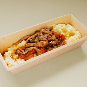 Картофель с курицей и овощами