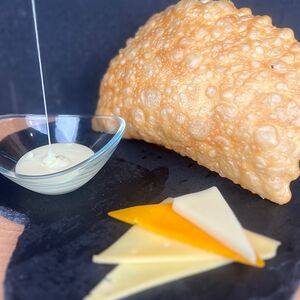 Чебурек Четыре вида сыра-сгущенка вареная 