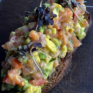 Тартар из лосося на ржаном хлебе